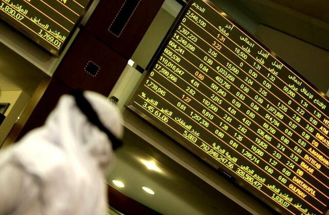 صورة أرشيفية لإحدى شاشات أسواق المال الإماراتية