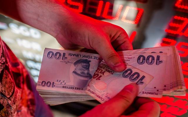 الليرة التركية تتراجع بأكثر من 3% أمام الدولار