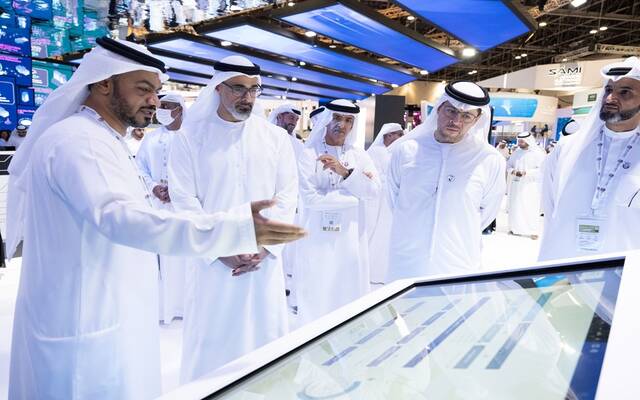 خالد بن محمد بن زايد يتفقد جناح حكومة أبوظبي في "جيتكس 2022"