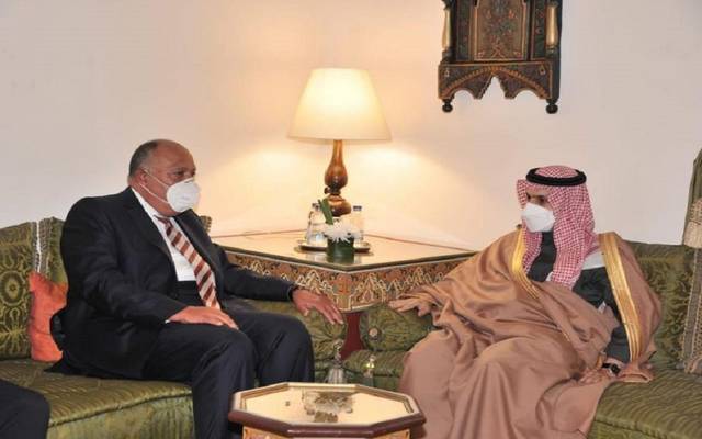 وزير الخارجية السعودي يبحث مع نظيره المصري سبل تعزيز العلاقات بين البلدين