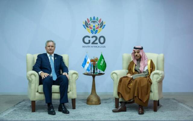 الأمير فيصل بن فرحان بن عبدالله وزير الخارجية ووزير الشؤون الخارجية والتجارة الدولية والعبادة بجمهورية الأرجنتين بابلو كويرنو