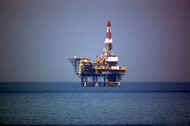 النفط يرتفع عند التسوية مع ترقب البيانات الأولية للمخزونات الأمريكية