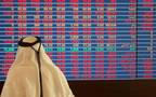 مستثمر يتابع التداولات في بورصة قطر
