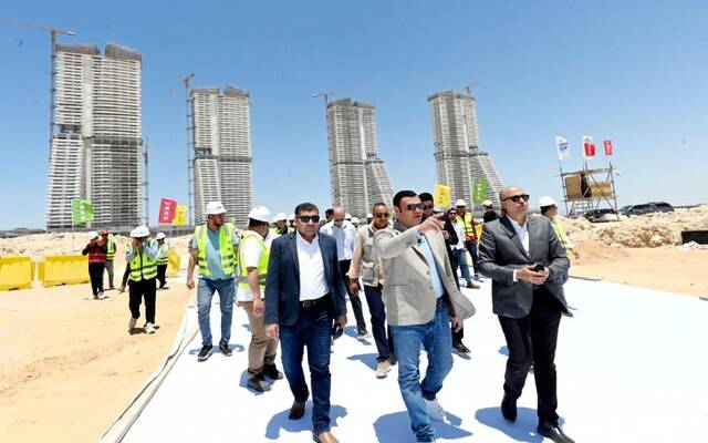 وزير الإسكان المصري يُطلق الملء التجريبي لأكبر بحيرات "العلمين لاجون"