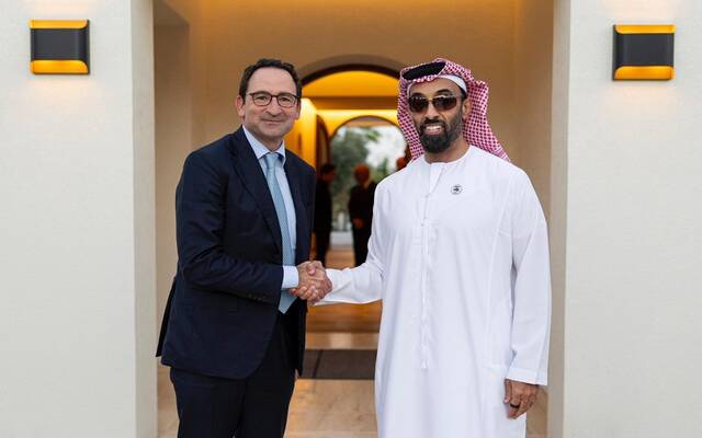 طحنون بن زايد آل نهيان نائب حاكم إمارة أبوظبي مستشار الأمن الوطني مع جوناثان غراي الرئيس والمدير التنفيذي للعمليات في بلاكستون