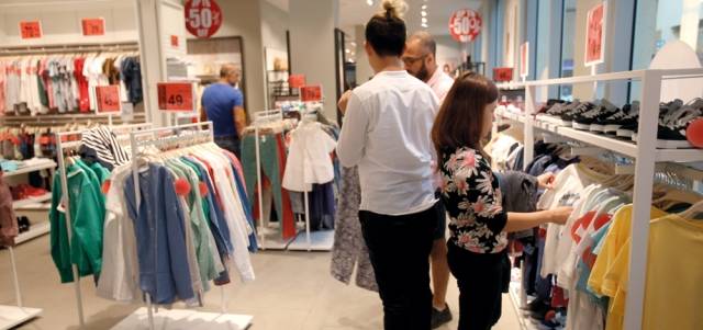 "تخفيضات الربيع" تُنعش مبيعات المحال التجارية بأبوظبي