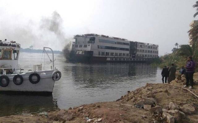 حريق في سفينة