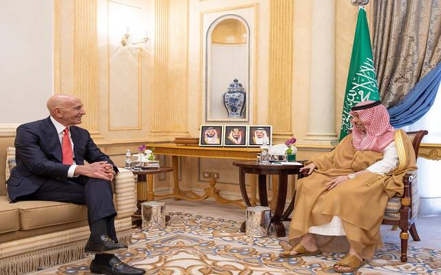 وزير الخارجية، الأمير فيصل بن فرحان، يستقبل في الرياض مبعوث الولايات المتحدة الأمريكية إلى سوريا، توم باراك