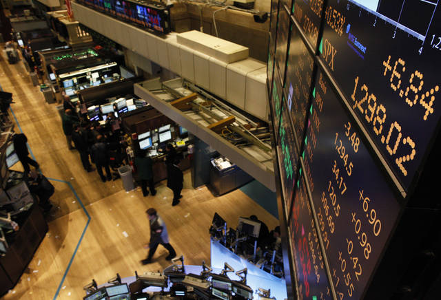 European shares rise in early trade on mining, commodities