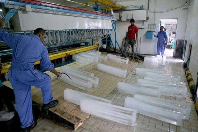 مصر تدشن أكبر مصنع متنقل لألواح الثلج بالعالم