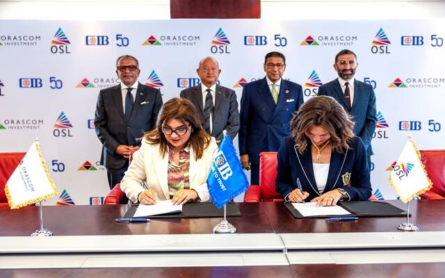 أثناء توقيع عقد تمويل لمشروع تطويرعروض الصوت والضوء بأهرامات الجيزة