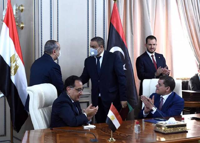 مصر وليبيا توقعان اتفاقية للتعاون في مجال الشحن الجوي