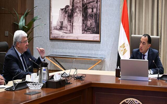 الدكتور مصطفى مدبولي رئيس مجلس الوزراء المصري مع الدكتور أيمن عاشور وزير التعليم العالي والبحث العلمي