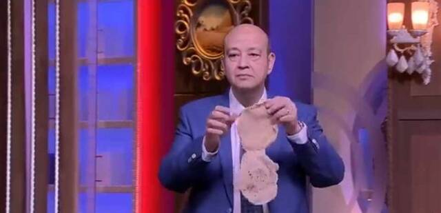 عمرو أديب يستعرض عينات خبز في مصر: الأفضل في فيصل وشبرا