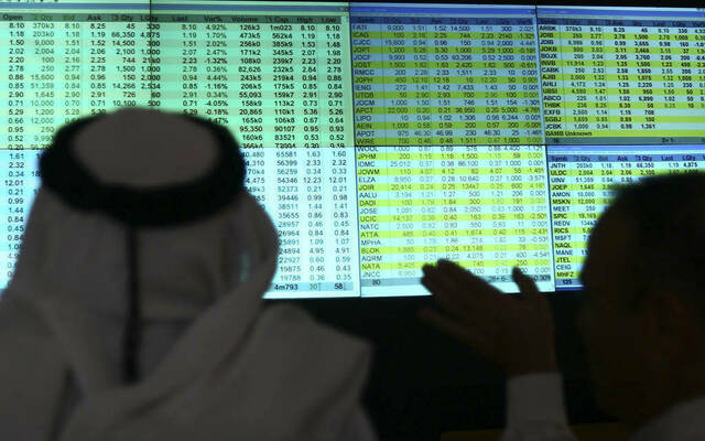 مستثمرون يتابعون أسعار الأسهم بسوق عمَّان