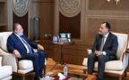الدكتور مصطفى مدبولي رئيس مجلس الوزراء في مصر وحسن عبد الله محافظ البنك المركزي