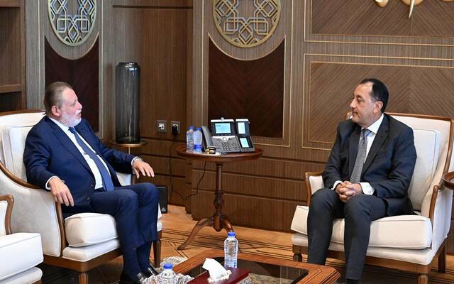 الدكتور مصطفى مدبولي رئيس مجلس الوزراء في مصر وحسن عبد الله محافظ البنك المركزي