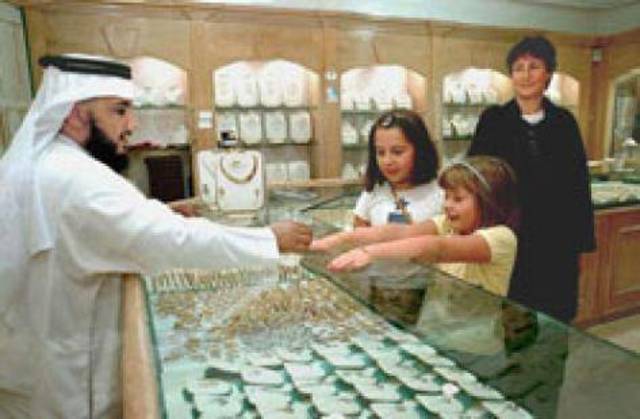 تراجع المبيعات يخرج تجار الذهب بالسعودية من السوق