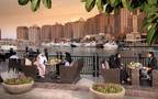 مواطنون يجلسون في أحد المطاعم بدولة قطر