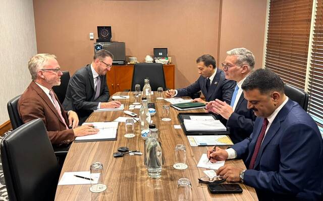 كريم بدوي وزير البترول وكريس شو المدير العام لإدارة المناجم والبترول والاستكشاف بغرب أستراليا