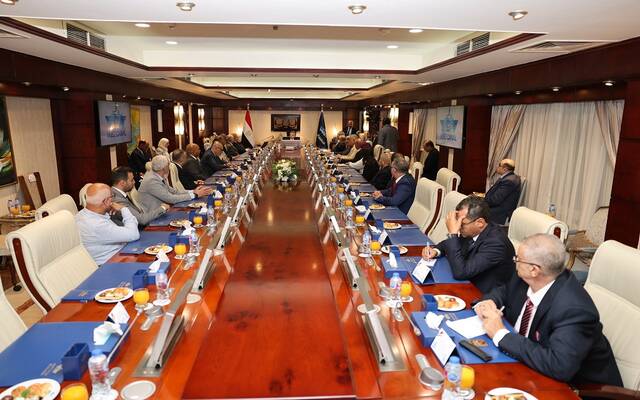 الفريق أسامة ربيع رئيس هيئة قناة السويس مع ممثلي 20 جهة من الخطوط والتوكيلات الملاحية