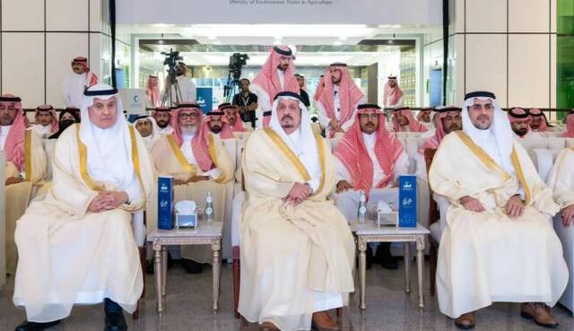 جانب من تدشين أمير الرياض حجر أساس 181 مشروعاً تنموياً لمنظومة "البيئة"