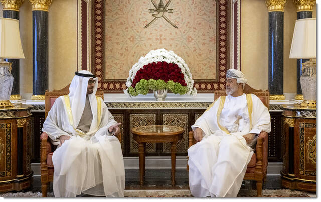 الرئيس الإمارتي وسلطان عُمان يؤكدان العلاقات الثنائية بين البلدين