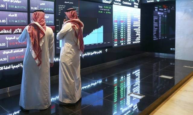 متعاملون يتابعون أسعار الأسهم السعودية