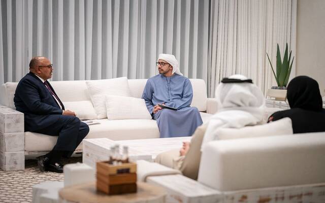 الشيخ عبدالله بن زايد آل نهيان نائب رئيس مجلس الوزراء وزير الخارجية ومحمود ثابت كومبو وزير الشؤون الخارجية والتعاون الشرق أفريقي في جمهورية تنزانيا