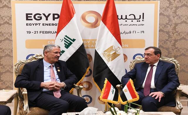 لقاء طارق الملا وزير البترول والثروة المعدنية في مصر مع عبدالغنى حيان نائب رئيس الوزراء ووزير النفط العراقي