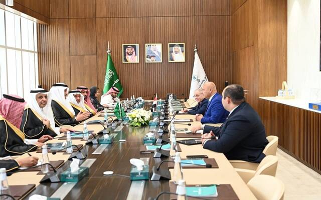 كامل الوزير نائب رئيس مجلس الوزراء للتنمية الصناعية وزير الصناعة والنقل وصالح بن ناصر الجاسر وزير النقل والخدمات اللوجستية السعودي