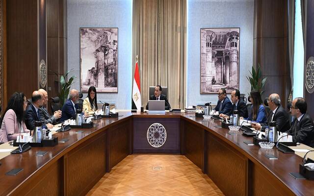 الدكتور مصطفى مدبولي رئيس مجلس الوزراء المصري وعبدالعزيز الملا المدير التنفيذي لمصر بمجموعة البنك الدولي