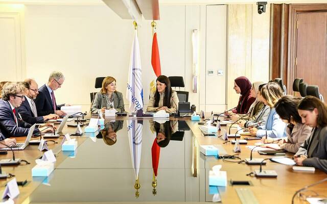 رانيا المشاط وزيرة التخطيط مع جيلسوممينا فيجليوتي نائب رئيس بنك الاستثمار الأوروبي