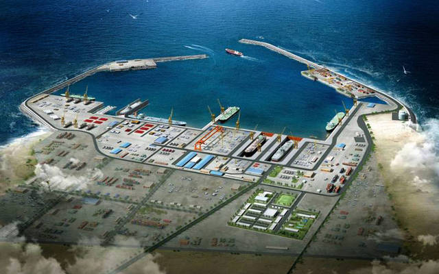 بالصور.. ميناء الدقم يستقبل إحدى أكبر الناقلات البحرية