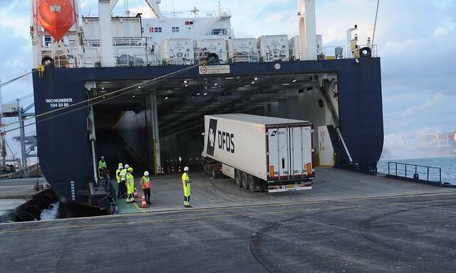 "النقل" تدعو للاستفادة من خط "الرورو" بين دمياط وتريستا لتعزيز الصادرات المصرية