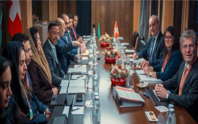 خلال لقاء وزير الصناعة مع مسؤولين حكوميين وقادة شركات عالمية على هامش منتدى دافوس