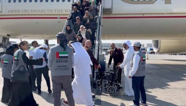 جانب من استقبال الإمارات دفعة جديدة من الأطفال الفلسطينيين الجرحى ومرضى السرطان