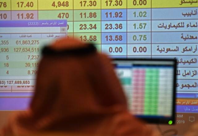 متعاملون يتابعون أسعار الأسهم السعودية، أرشيفية