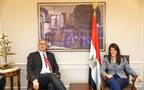 الدكتورة رانيا المشاط مع السفير الهولندي في القاهرة