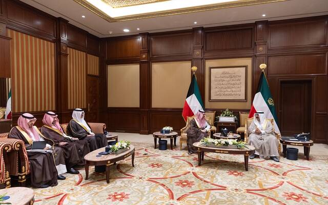 وزير الخارجية السعودي يبحث مع أمير الكويت وولي العهد العلاقات والتعاون الثنائي