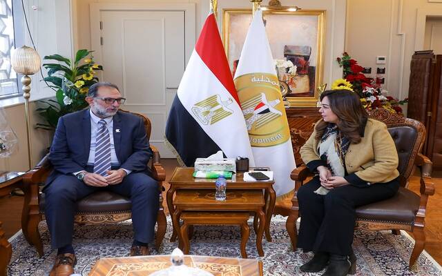 منال عوض وزيرة التنمية المحلية المصرية وطارق الهوبي رئيس الهيئة القومية لسلامة الغذاء