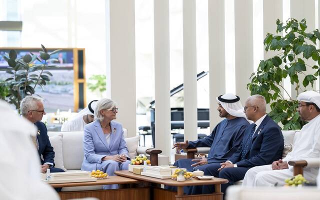 الشيخ محمد بن زايد آل نهيان رئيس الإمارات وسام موستين الحاكمة العامة لكومنولث أستراليا