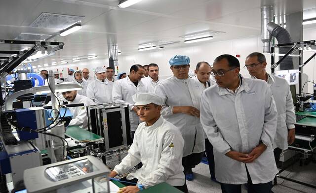 رئيس الوزراء المصري مصطفى مدبولي على هامش زيارته لمصنع "فيفو"