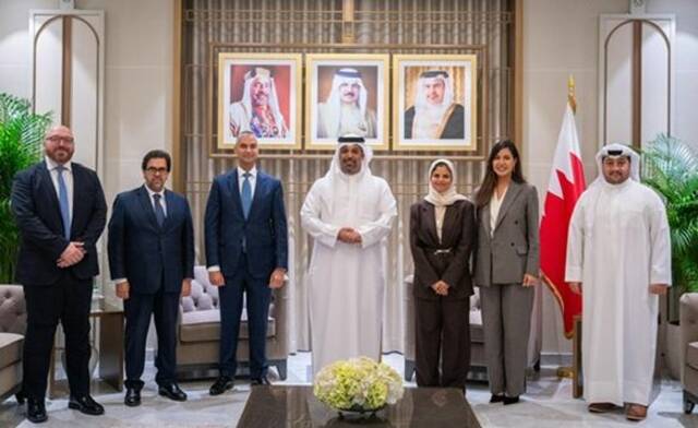 خلال  لقاء  وزير المالية والاقتصاد الوطني  خالد إبراهيم حميدان، محافظ مصرف البحرين المركزي
