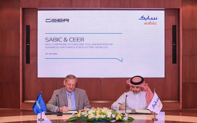 "سابك" توقع مذكرة تفاهم مع شركة "سير" لاستكشاف فرص التعاون في صناعة السيارات الكهربائية بالسعودية