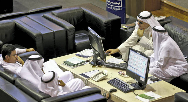 مستثمرون يتابعون التداولات بسوق دبي - الصورة من رويترز أريبيان آي