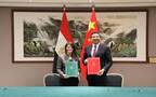 رانيا المشاط وزيرة التخطيط والتنمية الاقتصادية والتعاون الدولي المصرية توقع اتفاقية في الصين
