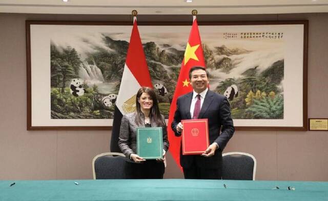 رانيا المشاط وزيرة التخطيط والتنمية الاقتصادية والتعاون الدولي المصرية توقع اتفاقية في الصين