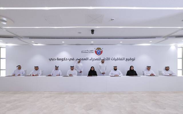 جانب من توقيع حزمة جديدة من اتفاقيات الأداء للمدراء في إمارة دبي