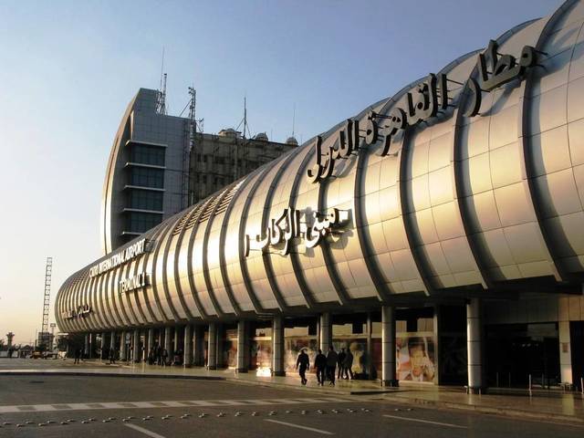 ضبط سعودي حاول تهريب 22 سيفاً أخفاها بين ملابسه بمطار القاهرة